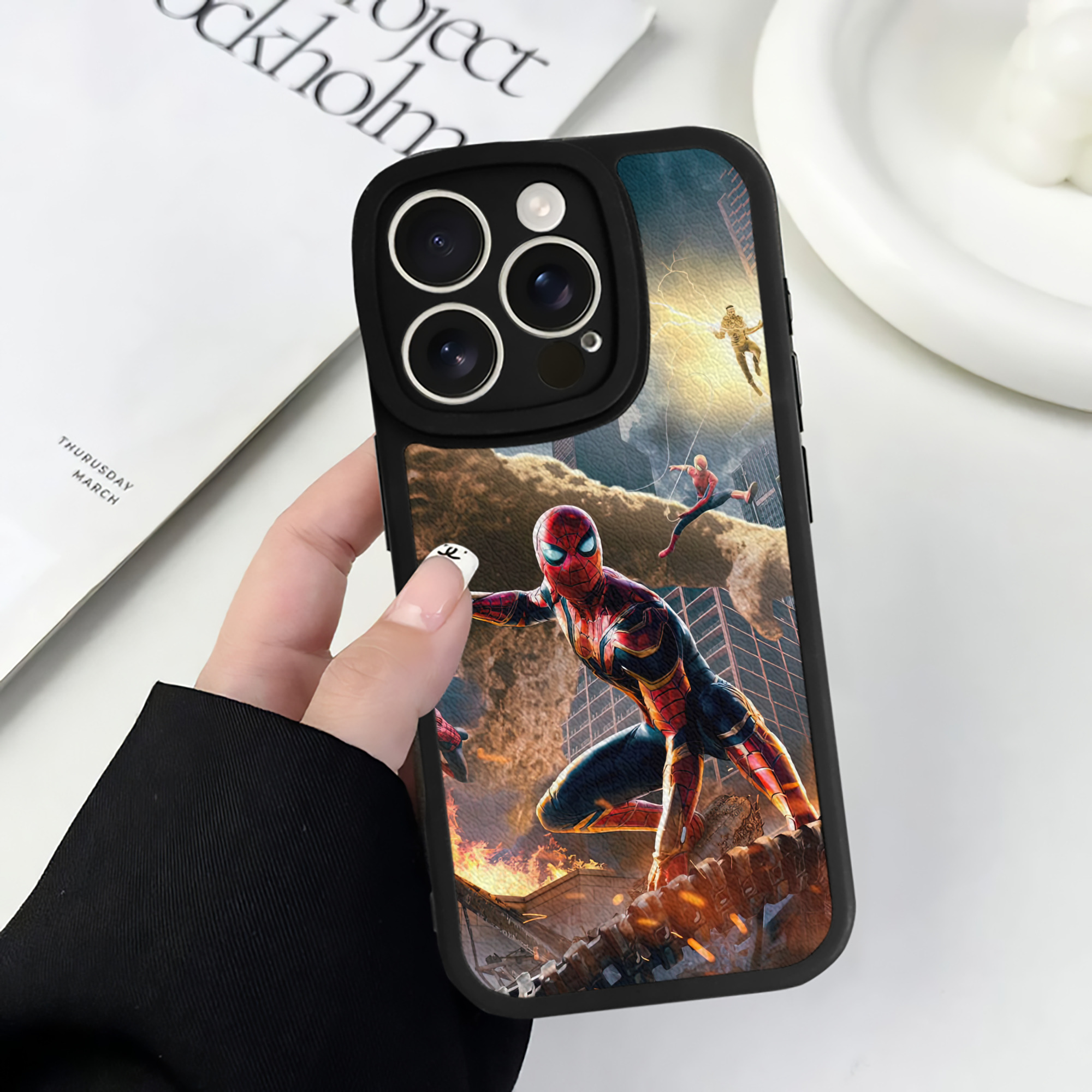 Spider Man スパイダーマン 【iPhone 16シリーズ対応】シリコンスマホケース（レザー調） 材質：シリコン